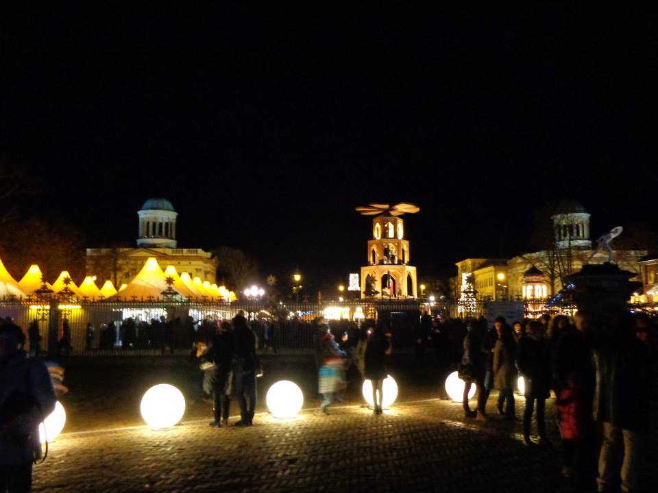 Singen auf dem Weihnachtsmarkt vor dem Schloss Charlottenburg am 22.12.2013