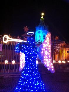 Singen auf dem Weihnachtsmarkt vor dem Schloss Charlottenburg am 19.12.2015